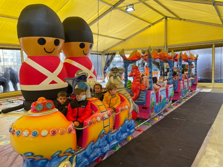 Foto 2 - Los niños de Guijuelo se suben al Tren de Navidad